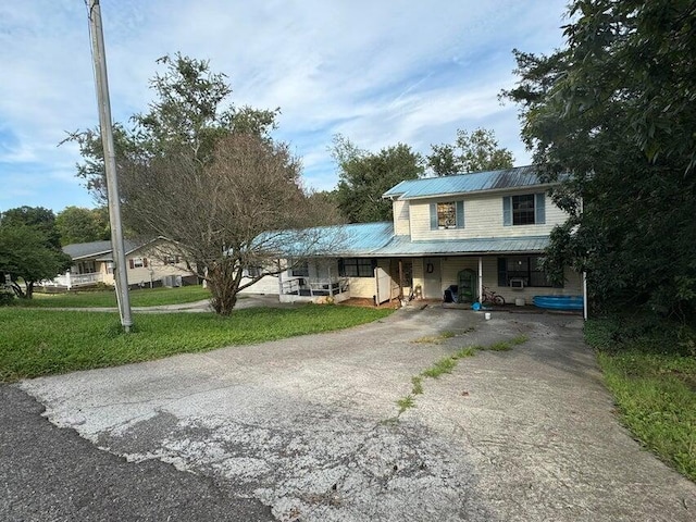 view of front facade featuring covered porch and a front lawn