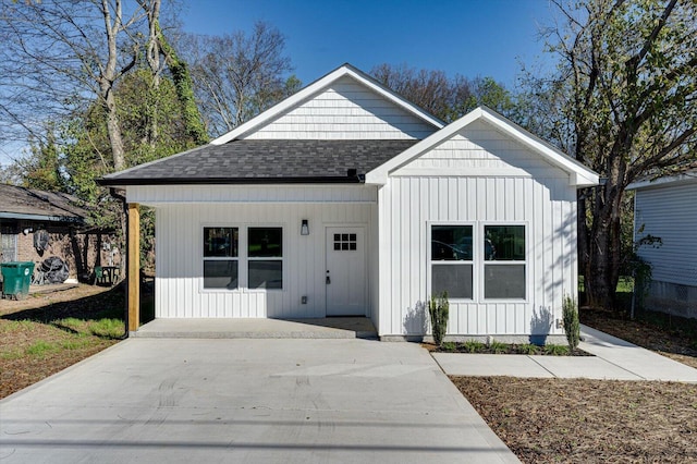 view of front of property featuring covered porch