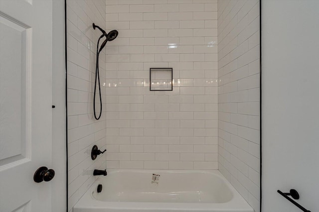 bathroom with tiled shower / bath