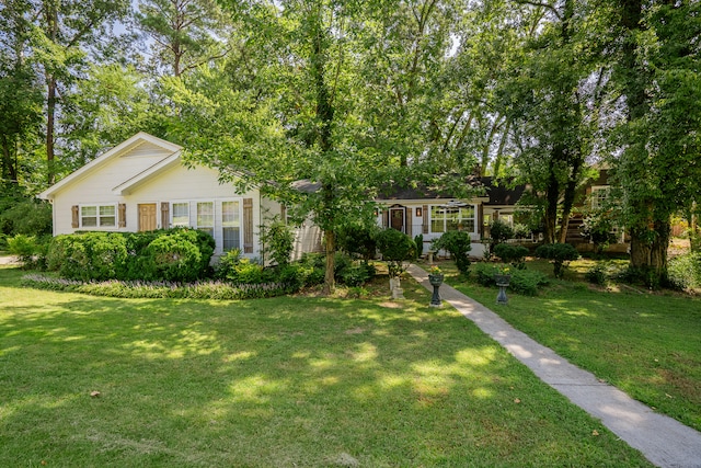 view of front of house featuring a front yard