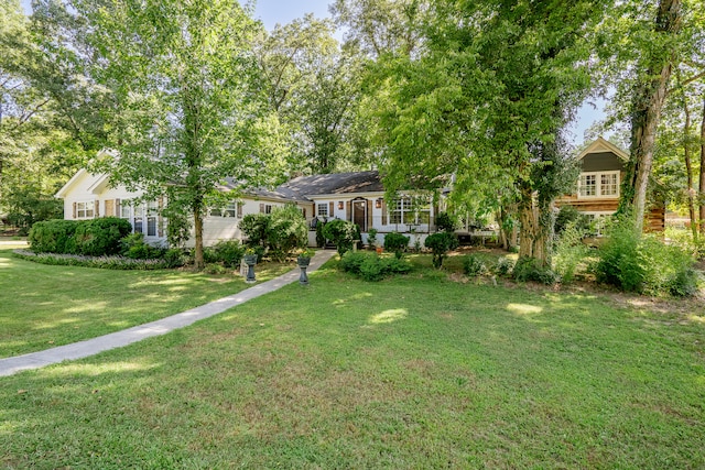 view of front facade with a front yard