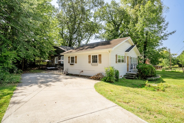 view of front of house featuring a front yard