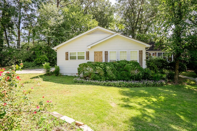 view of front of house featuring a front yard