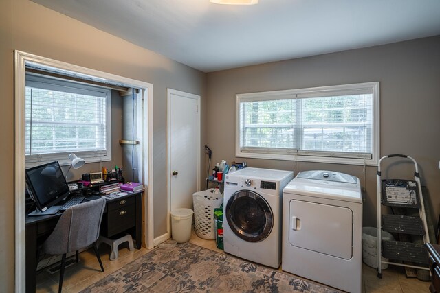 laundry room featuring light tile patterned floors and independent washer and dryer