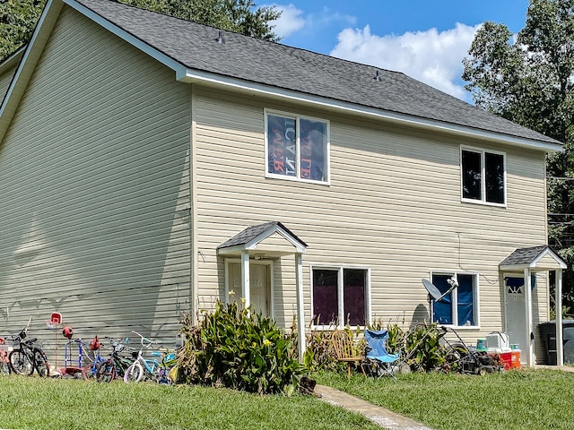 view of front of house featuring a front lawn