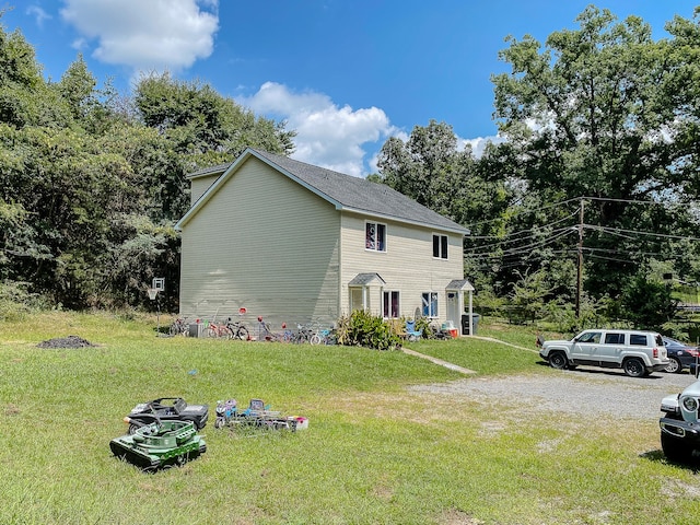 view of front of property featuring a front yard