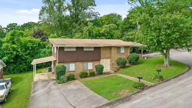 view of front of property featuring a carport and a front lawn