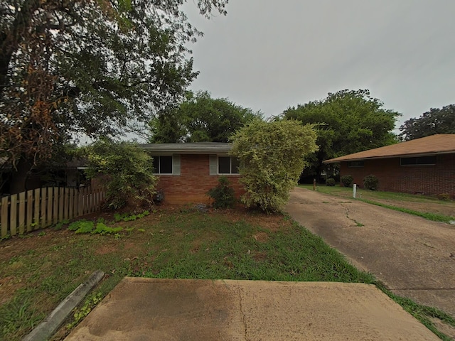 view of front of property with a front lawn