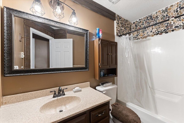 full bathroom featuring a textured ceiling, shower / bath combo, vanity, and toilet