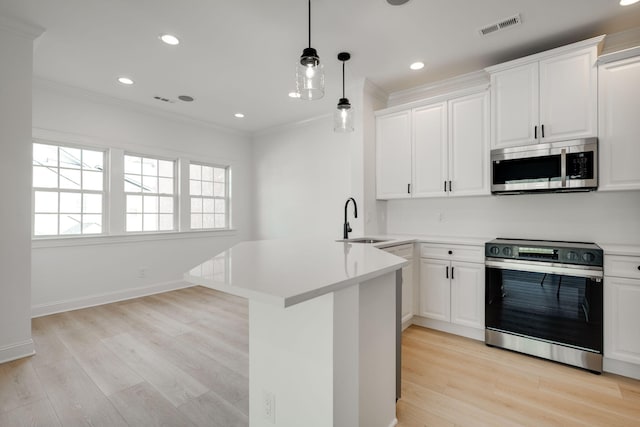 kitchen featuring light hardwood / wood-style floors, stainless steel appliances, sink, kitchen peninsula, and white cabinets