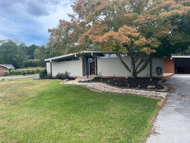 view of front of home with a front lawn