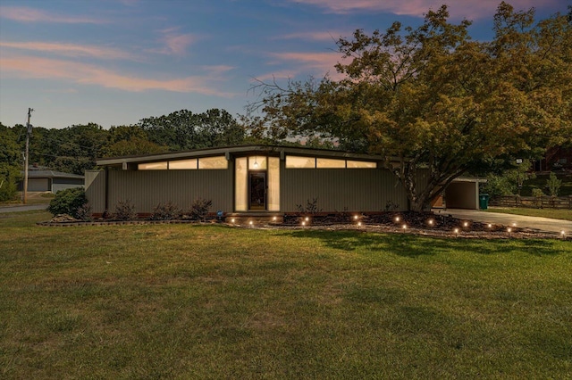 view of front of home featuring a lawn