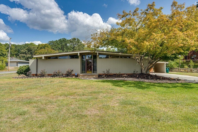 view of front of house featuring a front yard