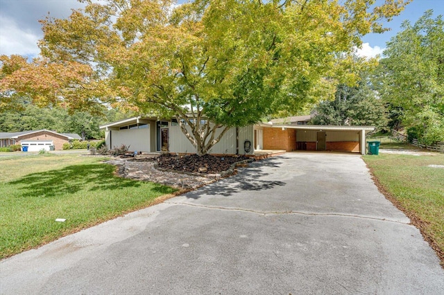 view of front of house featuring a front lawn and a carport