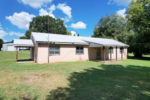 back of house featuring a lawn