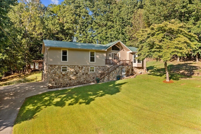 view of front of property featuring a front yard