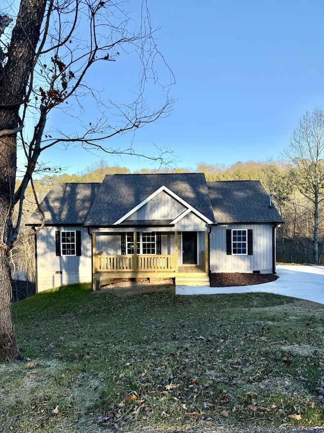 ranch-style house featuring a front yard and covered porch