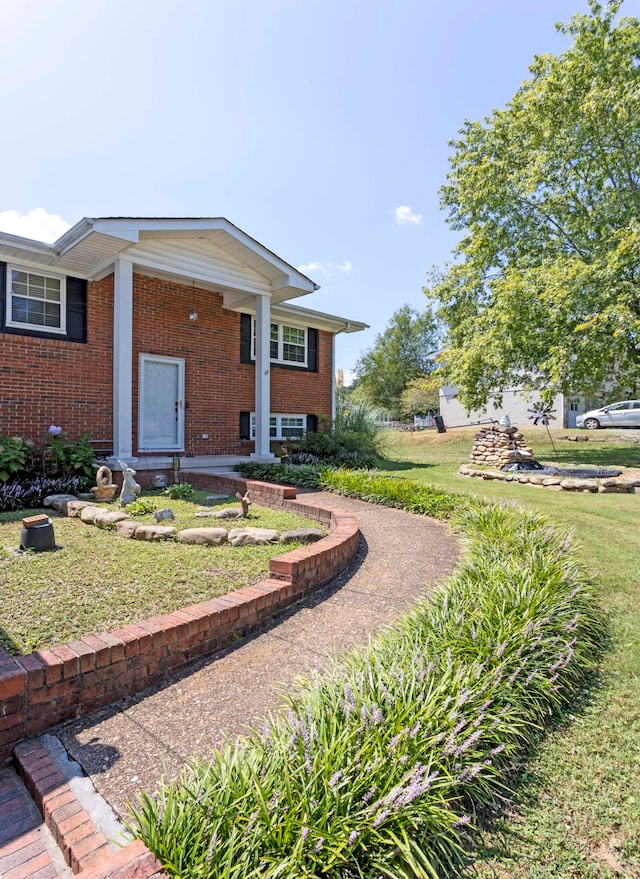 view of front of house featuring a front lawn