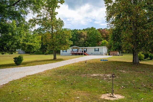 view of front of property featuring a front yard