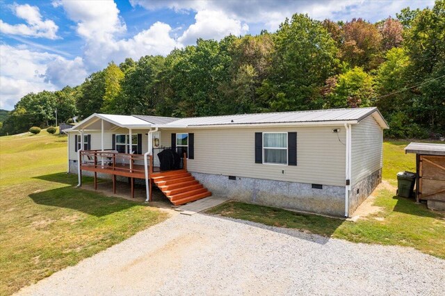 manufactured / mobile home featuring a front yard