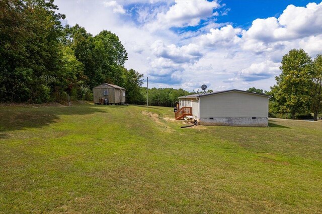 view of yard featuring a shed