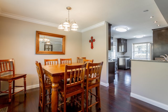 dining space with ornamental molding, dark wood-type flooring, a notable chandelier, and sink