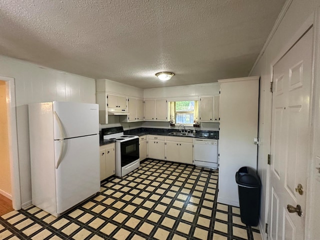 kitchen featuring a textured ceiling, crown molding, sink, and white appliances