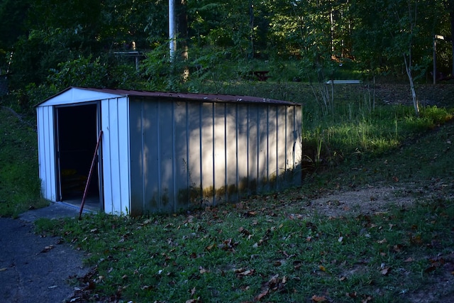 view of outbuilding