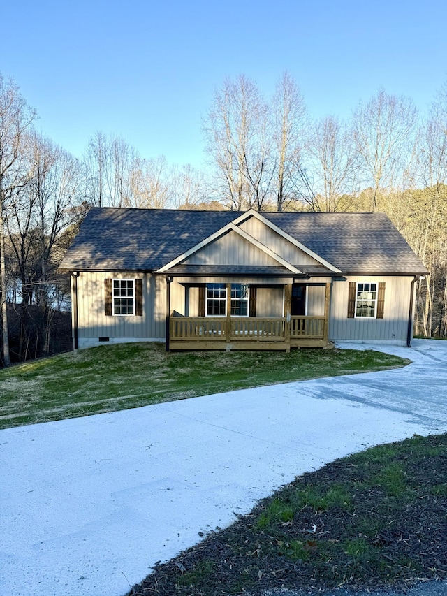 ranch-style home featuring a front yard and a porch