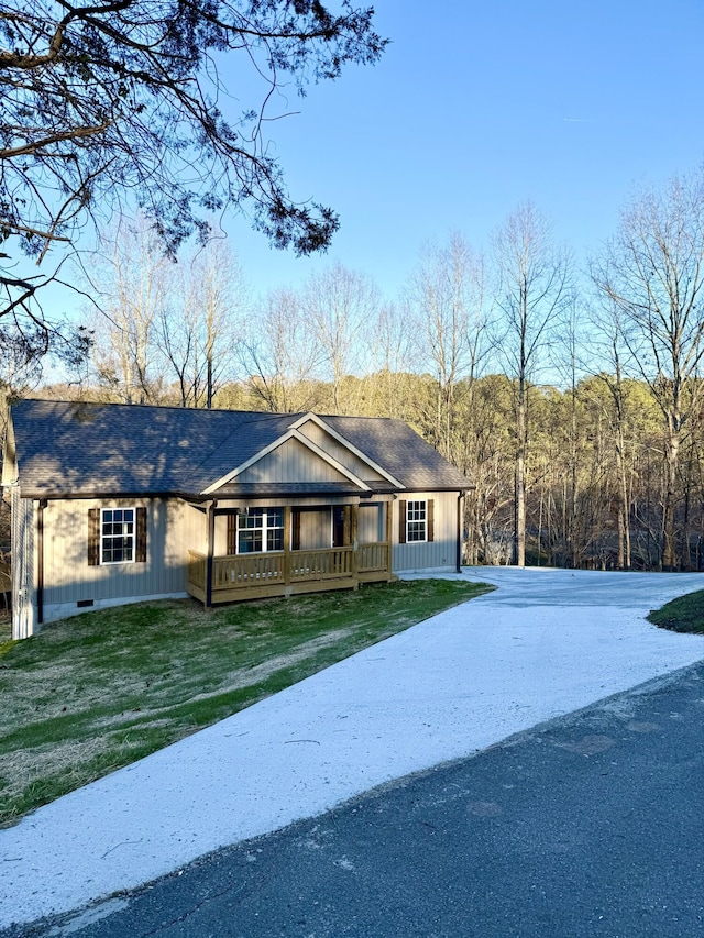 single story home featuring a front yard and a porch