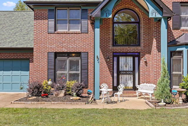 view of front of house featuring a garage