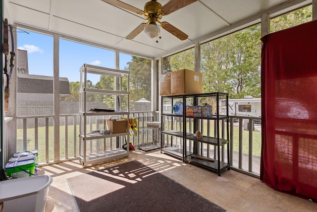 sunroom featuring ceiling fan