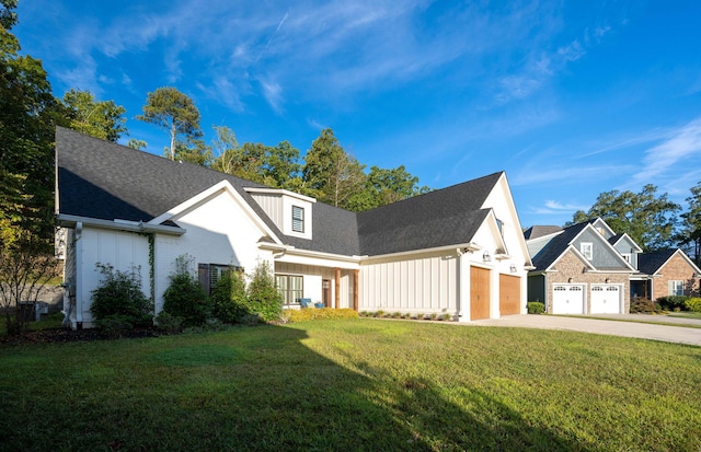 view of front of property featuring a front yard