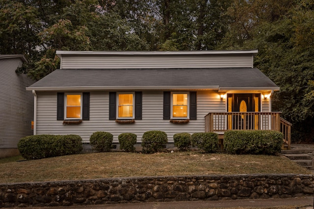 view of front facade with a front yard