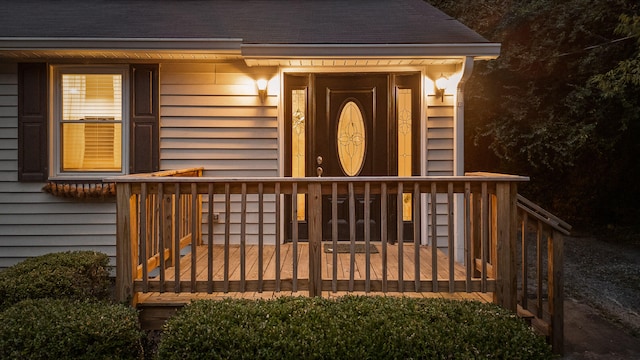 entrance to property featuring a wooden deck