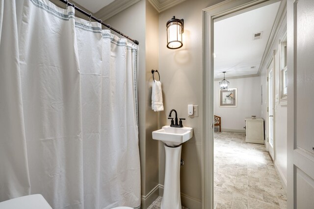 153 Thorncrest Dr, Ringgold, GA 30736 - bathroom featuring crown molding, toilet, baseboards, and curtained shower