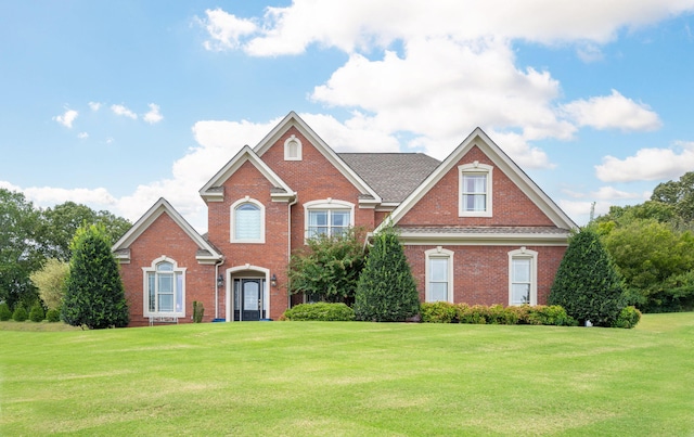 view of front of house featuring a front lawn