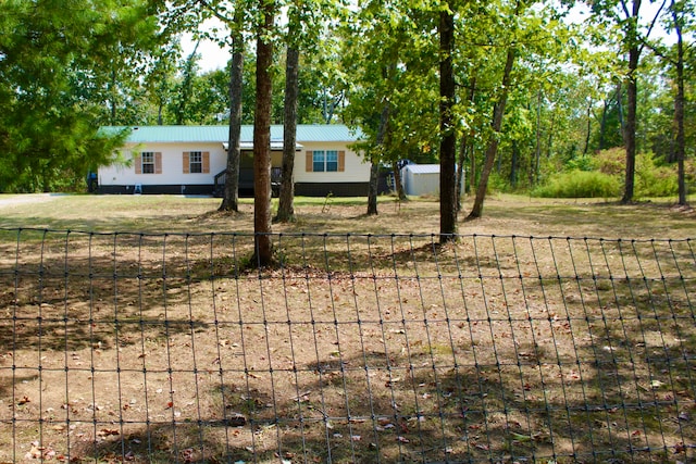 view of yard featuring a storage unit