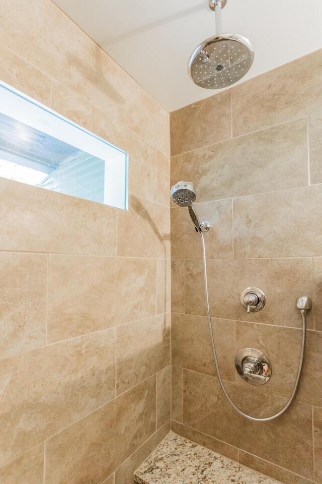 bathroom featuring tiled shower