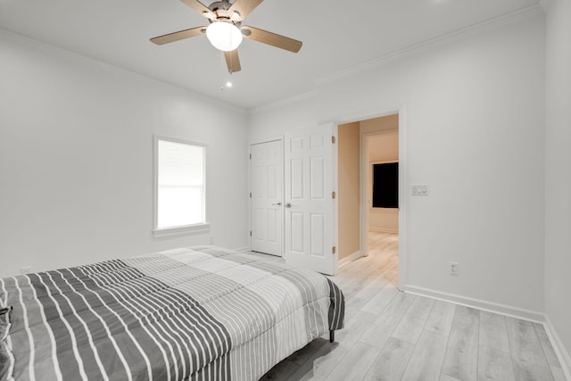 bedroom featuring ceiling fan, crown molding, and light hardwood / wood-style flooring