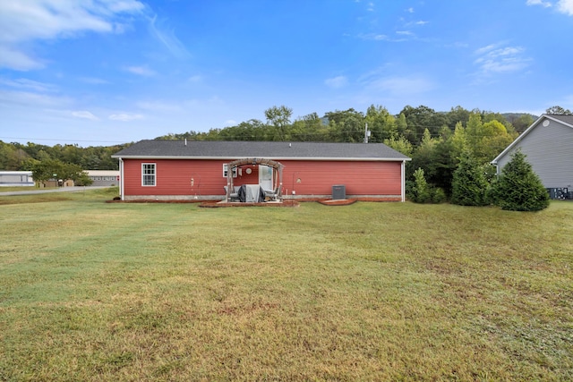 rear view of house featuring a lawn