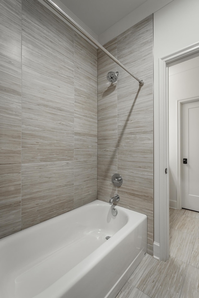 bathroom featuring tiled shower / bath combo