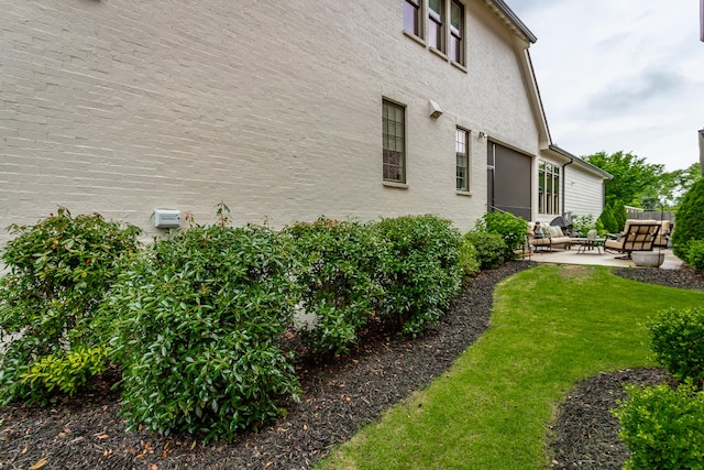 view of yard featuring outdoor lounge area and a patio area