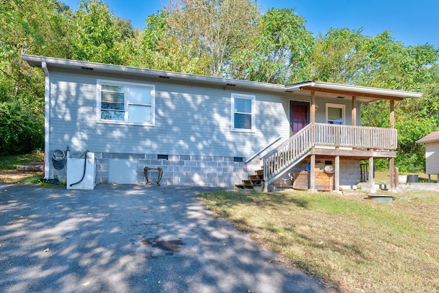 view of front of house with covered porch and a front yard