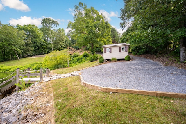 view of yard with an outbuilding