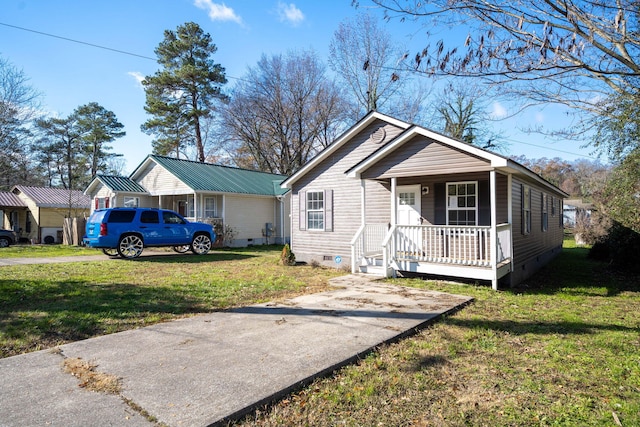 view of front of property with covered porch and a front lawn