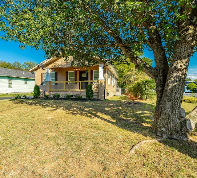 view of front facade featuring a front lawn