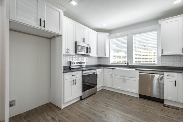 14 N Parkdale Ave, Chattanooga, TN 37411 - kitchen featuring stainless steel appliances, dark countertops, visible vents, and a sink