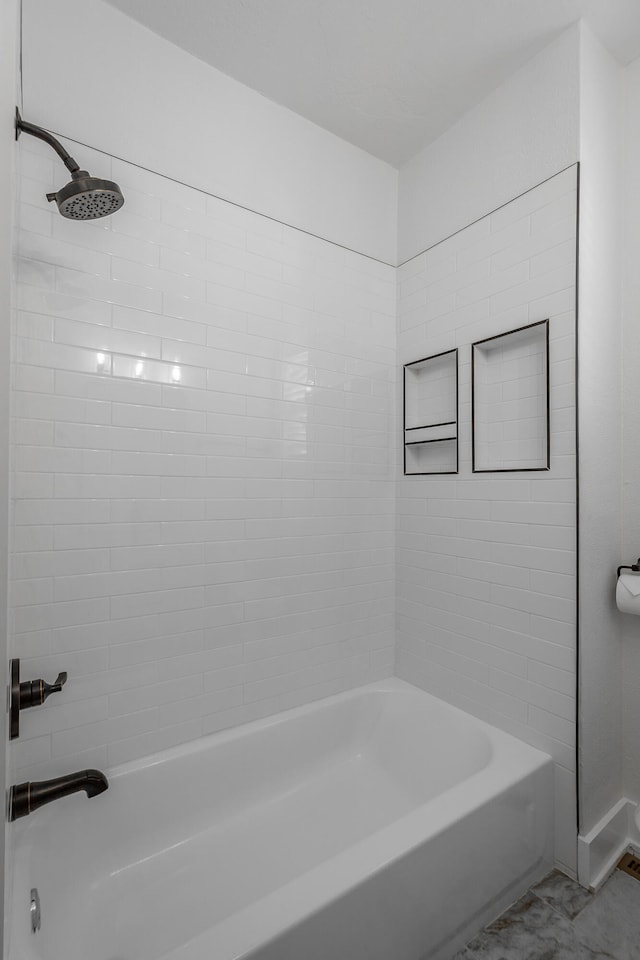 bathroom with tiled shower / bath combo