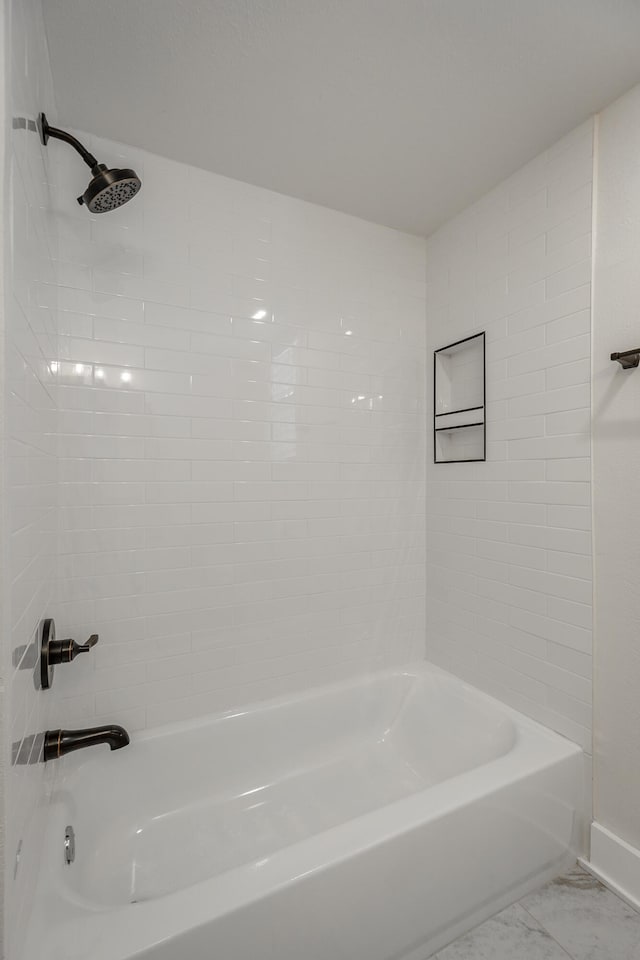 bathroom with tiled shower / bath combo